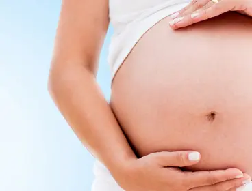 Madre embarazada por gestación subrogada